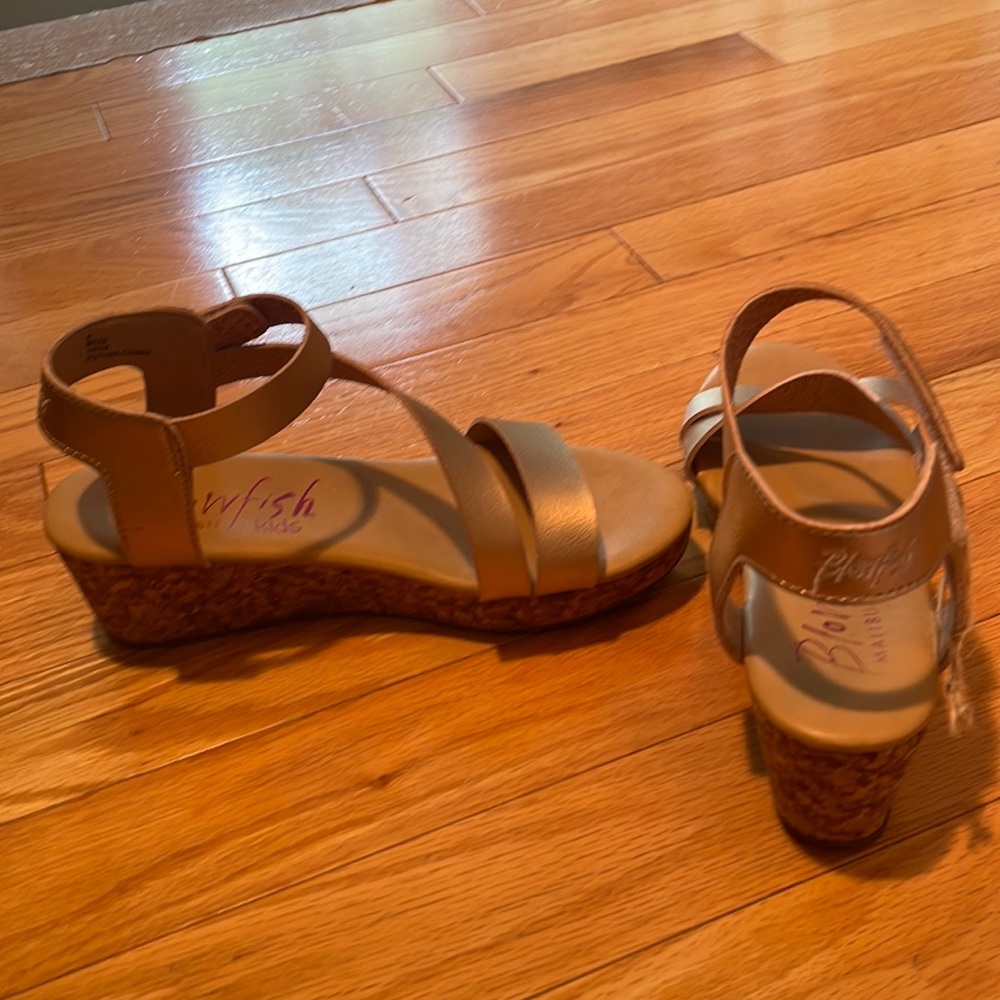 Girls strapped sandals with heel (champagne color)